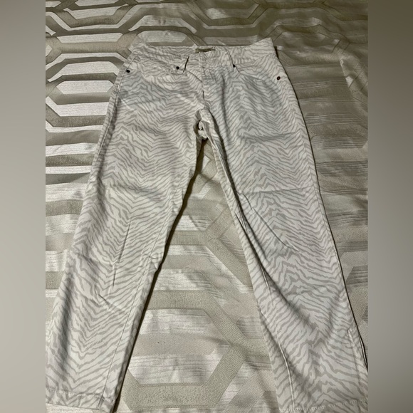 URBAN LIFE ZEBRA PATTERN, ANIMAL PRINT ANKLE PANTS, ZIPPER DETAILS. Size 2 - Picture 3 of 6